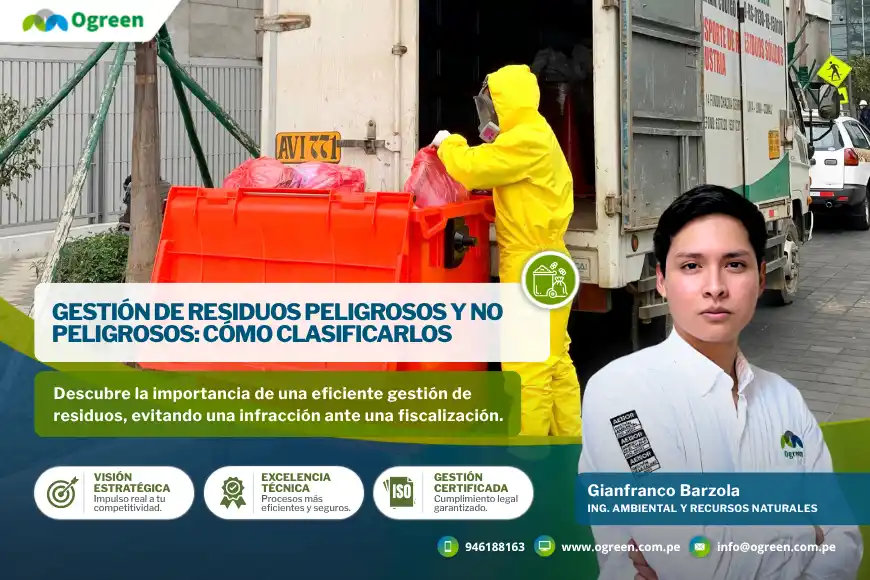 Contenedores de residuos peligrosos y no peligrosos correctamente rotulados en planta industrial